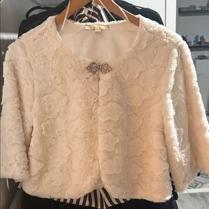 🌺Vintage Cream Faux Fur Jacket with Decorative Clasp